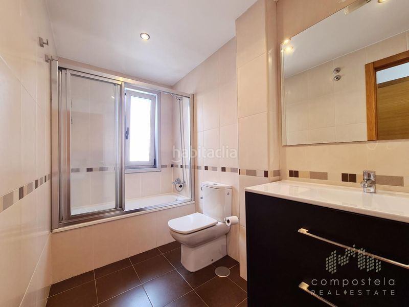 Foto fcd6cb93-3dbe-41ba-885e-43e065a6a44e. Rent flat with heating parking in O Milladoiro Ames