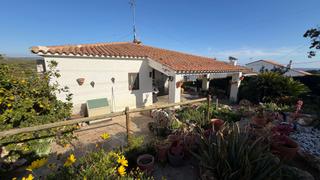 Chalet in Creixell. Espectacular casa de 220 m² en una sola planta, con cuatro habit