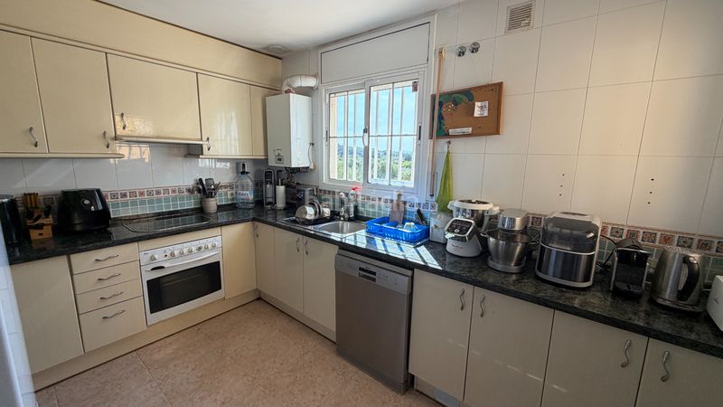 Foto f30b7643-ca5c-4260-af42-1970b2f8b92b. Casa aparellada amb aparcament a Altafulla