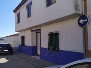Casa  Calle peñafiel. ¡pase su oferta!