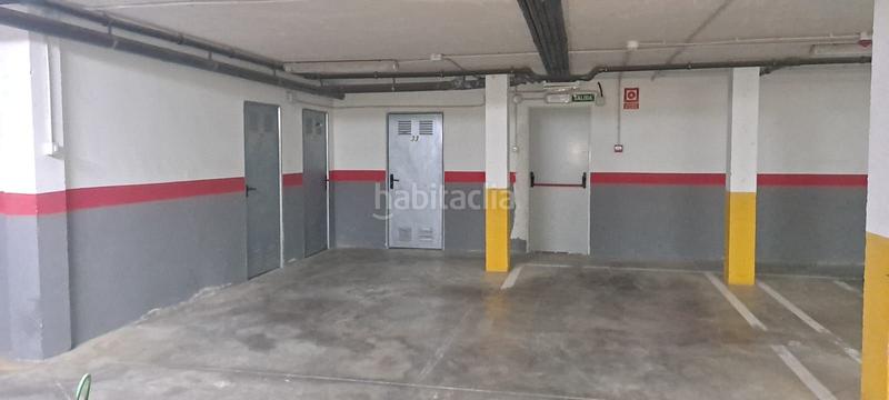 Foto c6772da2-0555-4652-b11e-7fa408e8171f. Parking voiture dans Tomelloso