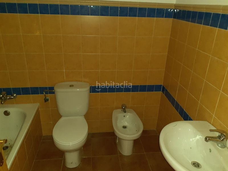Foto 04a87485-ff16-4075-bb54-d8a934ba3368. Casa adosada unifamiliar adosado en barrio residencial. en Malagón