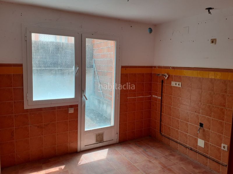Foto 35f519a1-41d2-46fe-95eb-98eb03093538. Casa adosada unifamiliar adosado en barrio residencial. en Malagón