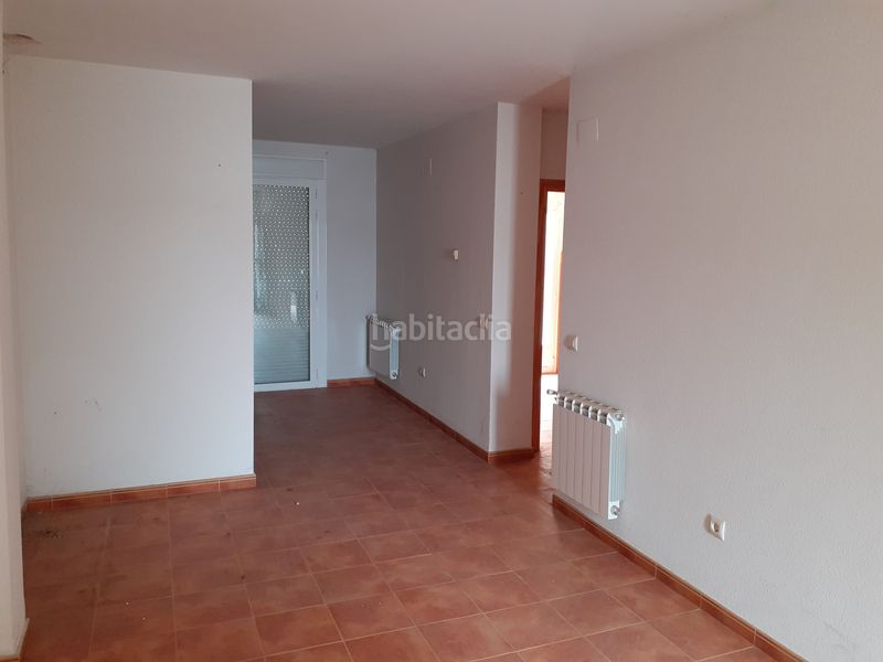Foto 3e7a7c79-a737-4dc3-aca1-c82247507d5c. Casa adosada unifamiliar adosado en barrio residencial. en Malagón