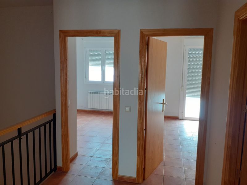 Foto b4fda94b-c7fa-421f-9429-30de5b612314. Casa adosada unifamiliar adosado en barrio residencial. en Malagón