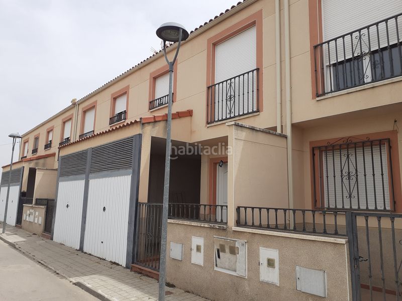 Foto b680d172-9d59-4d23-b028-4671d4396a7e. Casa adosada unifamiliar adosado en barrio residencial. en Malagón
