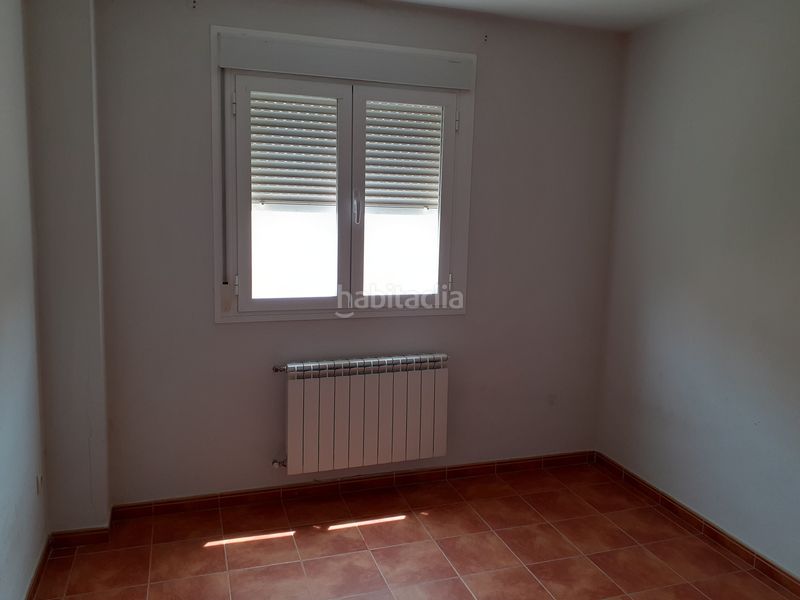 Foto b7fd2bfa-52db-491d-a257-f3e1433b4321. Casa adosada unifamiliar adosado en barrio residencial. en Malagón