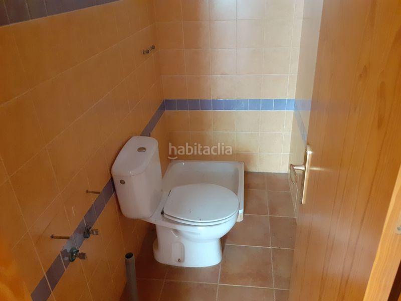 Foto c97a0cf4-381b-4649-94fa-f73e2be6e014. Casa adosada unifamiliar adosado en barrio residencial. en Malagón