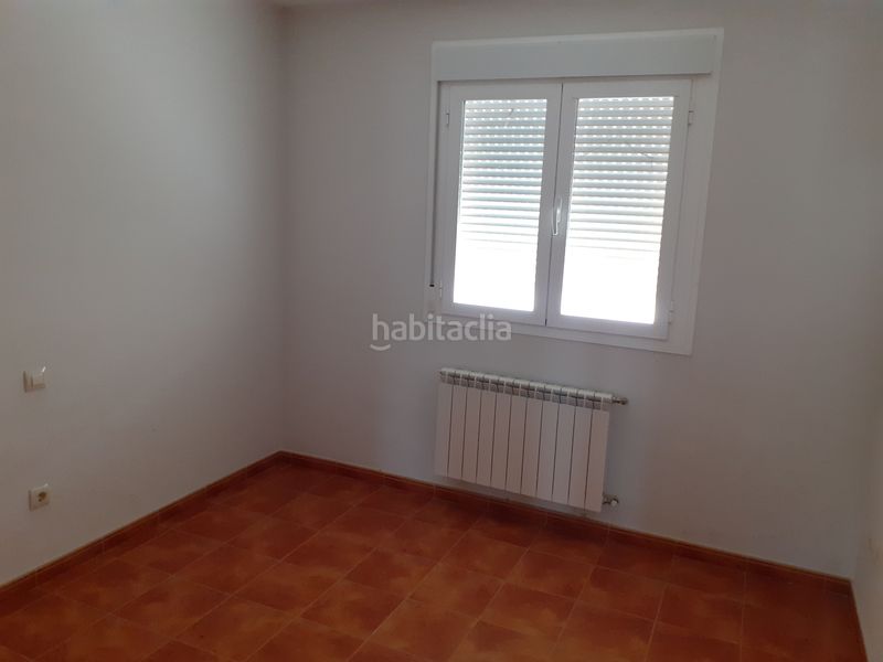 Foto d283e28f-2934-4fef-b645-59bc0acb0802. Casa adosada unifamiliar adosado en barrio residencial. en Malagón