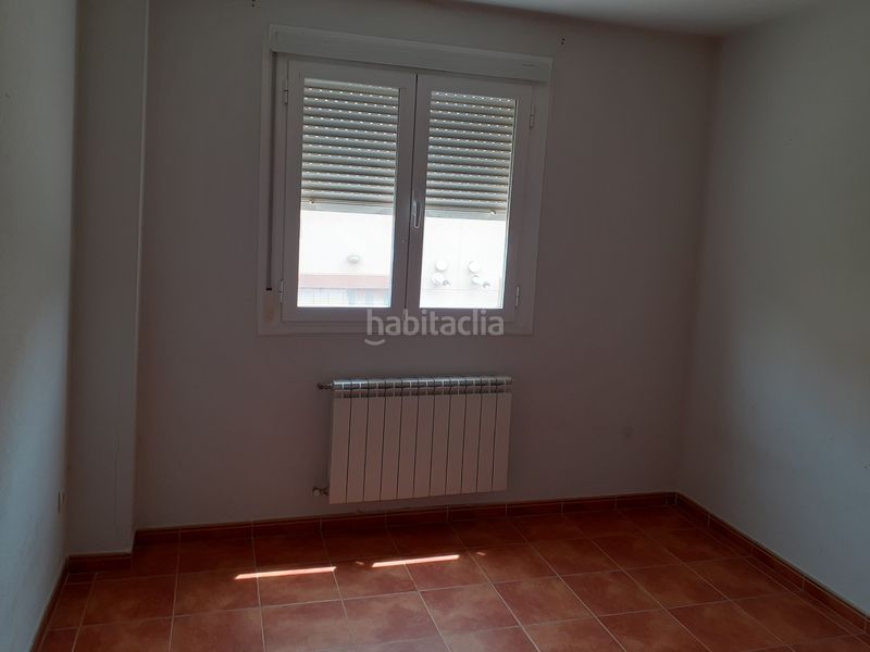 Foto fa0f6409-1015-4de6-a71c-dcf57c1adf36. Casa adosada unifamiliar adosado en barrio residencial. en Malagón