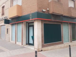 Local Comercial a Solana (La). Antigua oficina bancaria con fachada acristalada.