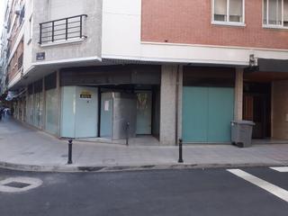 Local commercial  Calle de calatrava. Antigua oficina bancaria con fachada acristalada.