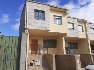 Casa  Calle el alamillo. Vivienda unifamiliar adosada 3 plantas y 4 dormitorios.