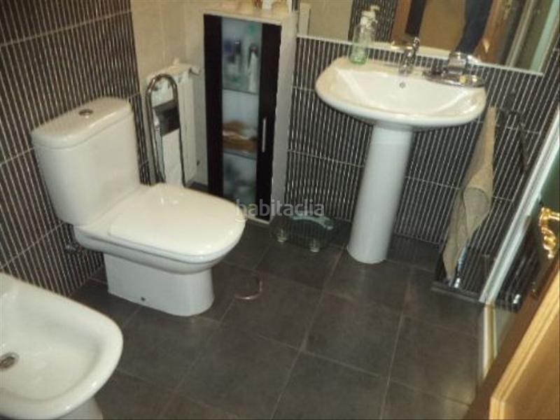 Foto d9f9cec1-0dfb-415f-9668-cb4d1389c189. Piso se vende piso con cochera cerrada y trastero incluidos en el precio. también cuenta con piscina comunitaria. en Puertollano