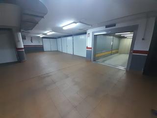 Aparcament cotxe  Calle calzada. Plaza de garaje en calle amargura