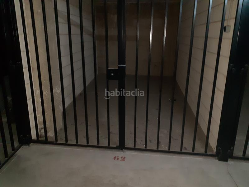 Foto f16a3bee-fd06-418a-b72f-598d46187a58. Parking voiture dans Daimiel