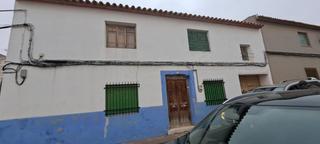 Casa aparellada  Calle nueva. Casa en buena zona residencial para reformar