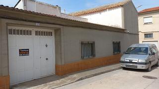 Casa  Calle san luis. Casa de dos plantas con nave, cochera y patio