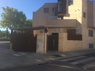Aparcament cotxe a Calle ceuta 1. Cochera de grandes dimensiones