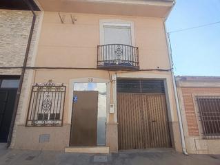 Casa  Calle navarra. Casa adosada de 4 dormitorios y dos baños. distribuido en dos pl