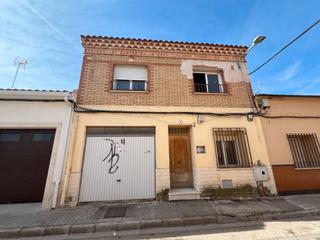 Casa adossada a Calle alba 4. ¡ pase su oferta!