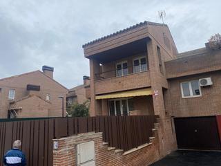 Casa  Urbanizacion norias. Excelente casa unifamiliar de 4 plantas en residencial con pisci
