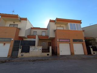 Maison jumelée  Calle del carmen. Adosado con cochera y patio