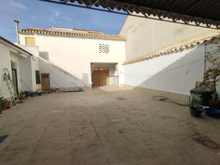 Casa  Calle campomanes. Casa en planta baja 600 m2 con cochera, patio, trastero...