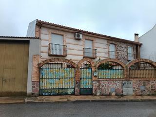 Casa adossada  Calle pío baroja. Vivienda unifamiliar con 5 dormitorios, 2 patios y cochera