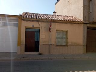 Casa aparellada  Calle manterola. Pase su oferta. precio negociable.