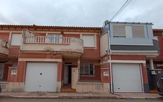 Casa  Calle duque de alba. Casa de dos planta con garaje