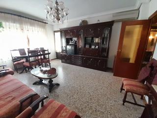 Pis a Centro. Piso en venta en calle ancha con posibilidad de cochera cerrada