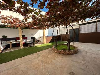 Maison  Calle pelayo. ¡espectacular casa de dos plantas con patio, piscina y garaje!
