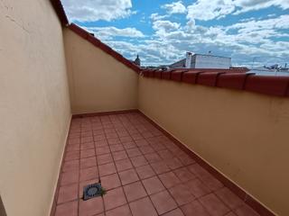 Dúplex  Calle san marcos. Piso dúplex 3 dormitorios y 2 baños. con dos patios