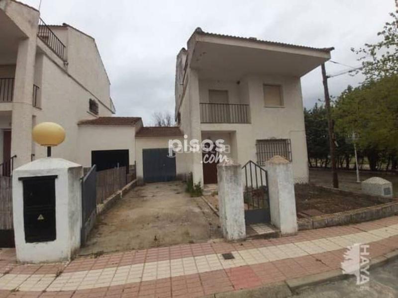 Foto 916dd7a3-eea0-482b-9228-0697e2d4b617. Casa adossada amb aparcament a Brazatortas
