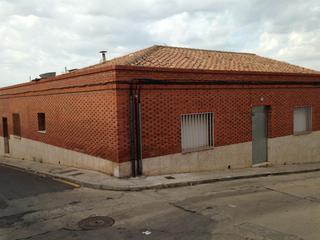 Casa adossada  Calle benéfica. Casa en una sola planta haciendo esquina a dos calles.