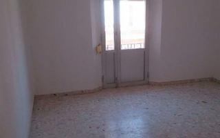 Casa aparellada  Calle santos mártires. Casa de dos plantas muy cerca del centro de argamasilla de calat