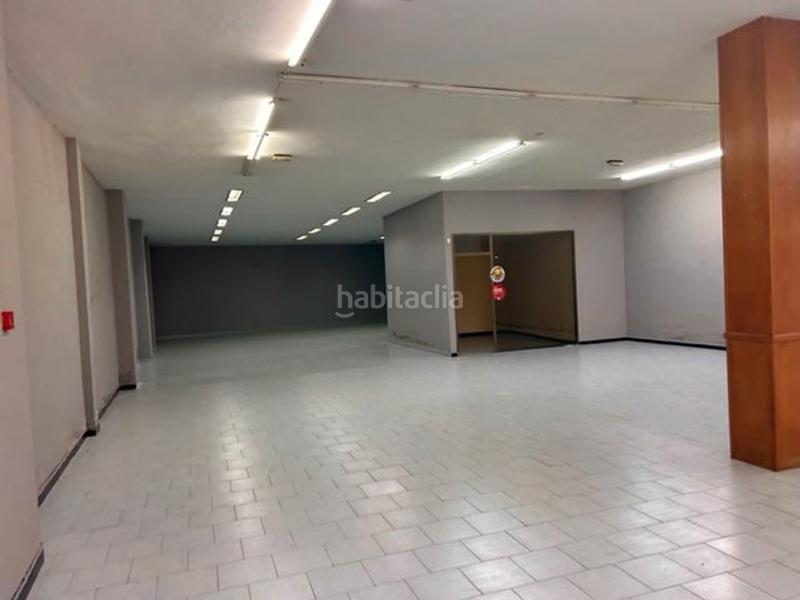 Foto cd0a8820-8934-4f48-8e31-c4ac3c6b3416. Alquiler local comercial te presentamos este amplio local comercial en alquiler ubicado en la calle ancha en Puertollano