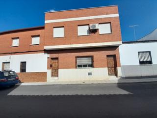 Pis  Calle juan fernández. Edificio en venta almodovar, local y vivienda