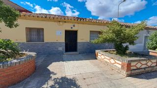 Casa  Calle juan de la cierva. Oportunidad de adquirir dos casas con patio de más de 100 m2