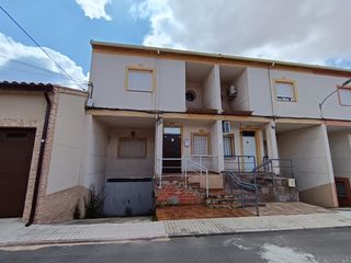 Casa a schiera  Calle granátula. Adosado con 3 dormitorios y 2 baños. patio con 20 m2