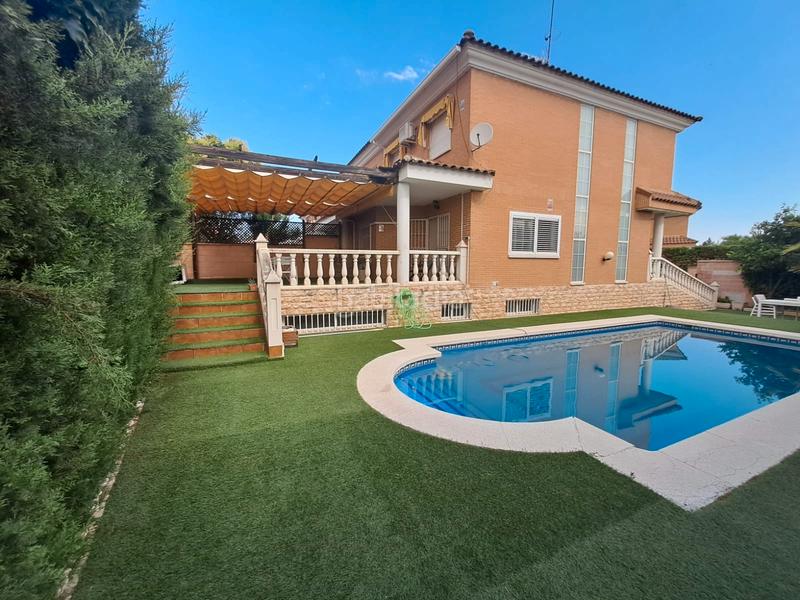 Foto d98e01df-b867-4ae2-85f6-271ce856ea5d. Casa con riscaldamento parcheggio piscina in PAU 2-600 Puertollano