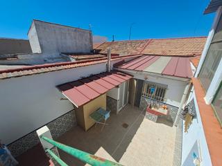 Casa  Calle josé mª rodríguez marín. Amplia casa con patio de unos 40 m2
