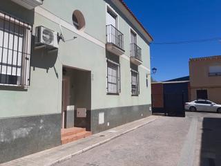 Casa  Calle san juan. Casa unifamiliar vpo con 3 dormitorios y cochera