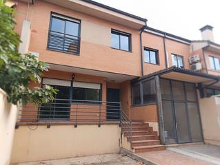 Xalet  Calle almería. Chalet adosado unifamiliar con patio delantero y buhardilla cerc