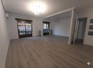 Pis  Avenida primero de mayo. Pisazo de 140 metros cuadrados con vistas a paseo san gregorio