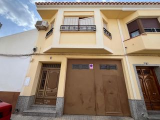 Casa  Calle persiles. Casa de dos plantas y amplio garaje proximo al centro