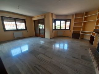 House  Calle iciar bollain. Chalet esquinero con buhardilla zona hospital