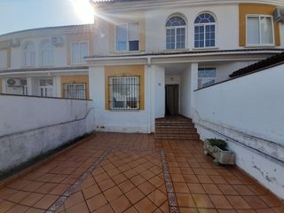 Casa  Avenida de la estación. Casa con dos patios