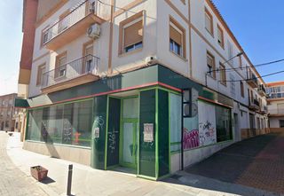 Locale commerciale  Calle amos olivares. Local en esquina